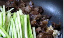 果蔬百科丝瓜皮炒木耳