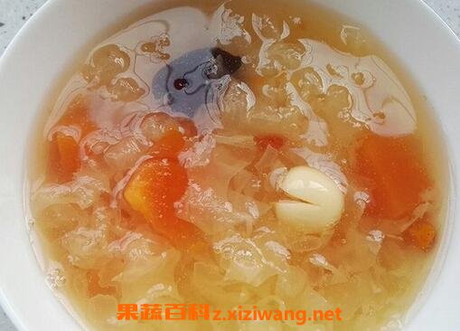 冰糖银耳莲子汤的功效