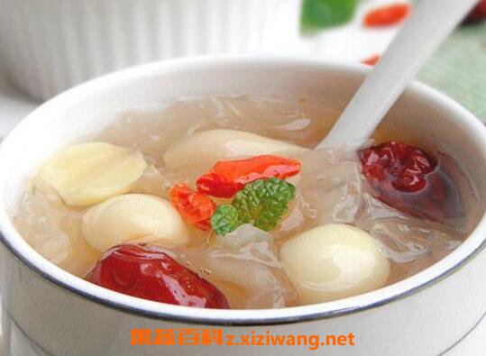 银耳莲子羹怎么做好吃 银耳莲子羹的家常做法