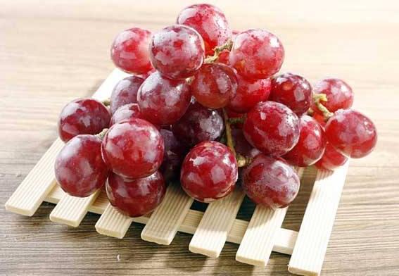 提子皮怎么好剥 如何用牙签巧剥提子皮